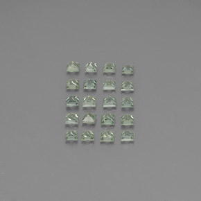 天然绿色蓝宝石，方形，2.6×2.6毫米，VVS-VS