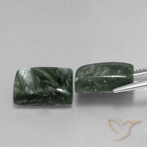 16.43克拉天然绿龙晶，狭长方形，不透明
