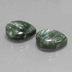 天然绿色绿泥石，梨形，13.8×9.5毫米，不透明