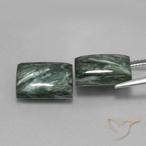 15.52克拉天然绿龙晶，狭长方形，不透明