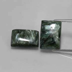 天然绿色绿泥石，长方形切工，13.9×10.1毫米，不透明