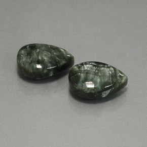 天然绿色绿泥石，梨形，13.9×10毫米，不透明
