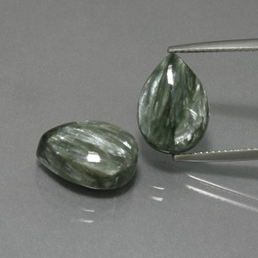 天然绿色绿泥石，梨形，13.7×9.7毫米，不透明