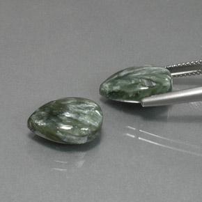10.72天然绿色绿泥石，梨形，14.1×9.9毫米，不透明