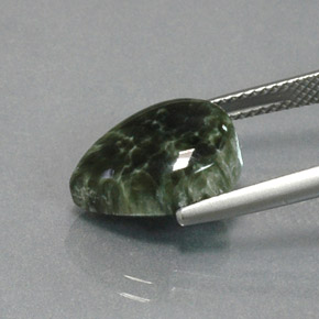 5.93克拉天然绿色绿泥石，梨形，13.8×9.8毫米，不透明