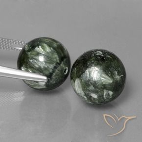 38.64克拉天然蛇纹石，球形，不透明