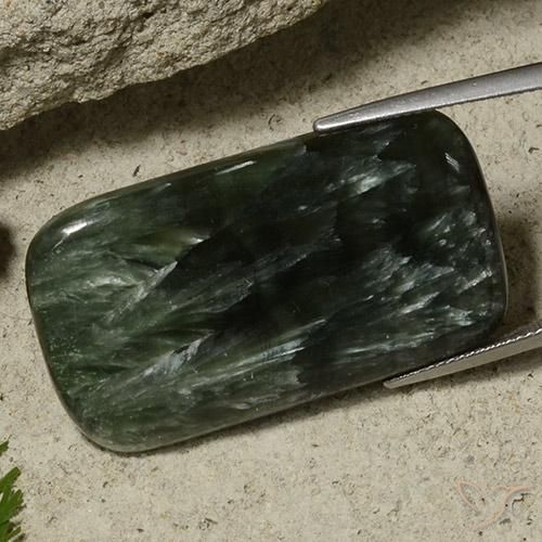 32.63克拉天然蛇纹石，垫形剪裁，不透明