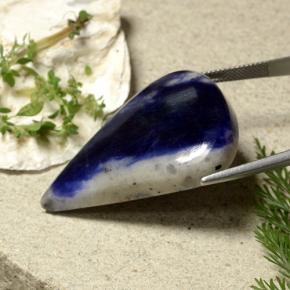 56.80克拉天然方钠石，梨形，不透明