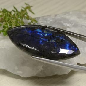 24.60克拉天然多色光谱拉长石，马眼形，38.8×17.5毫米，不透明