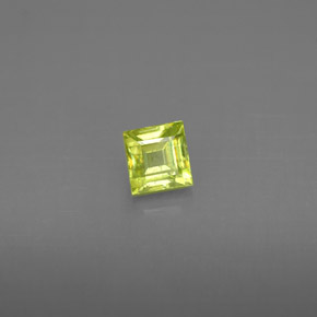 0.45克拉天然绿色榍石，方形，4.1×3.9毫米，VS