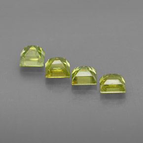 天然绿色榍石，方形，4.3×4.3毫米，VS