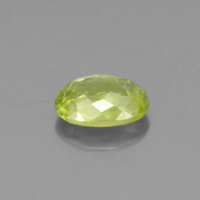 0.84克拉天然绿色榍石，椭圆形切割，6.8×4.8毫米，VS