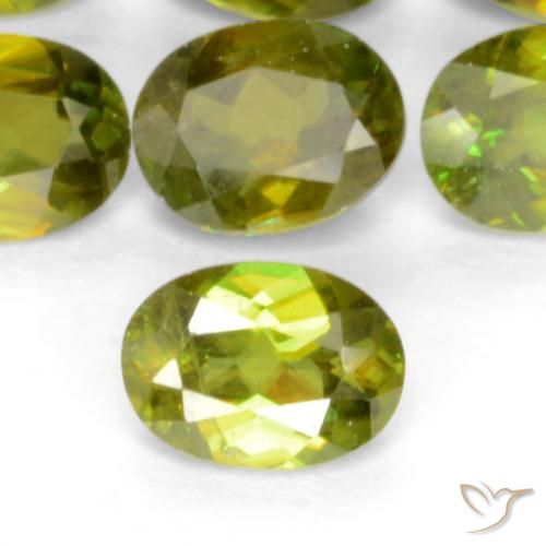 0.45ct 天然 温暖的森林绿 榍石, 椭圆形, VS-SI