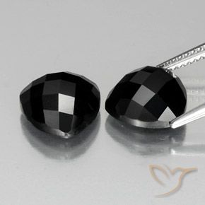 8.96克拉天然尖晶石，胖三角形，不透明