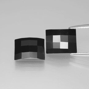 6.90克拉天然尖晶石，狭长方形，不透明