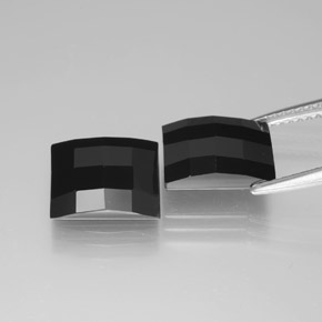 6.90克拉天然尖晶石，狭长方形，不透明