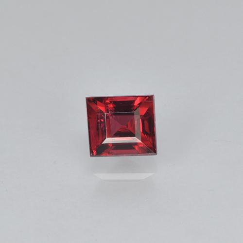 0.32克拉天然红色尖晶石，长方形切工，3.7×3.3毫米，VS