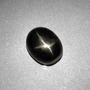 2.63克拉天然黑色星光透辉石，椭圆形切割，8.7×7.1毫米，不透明