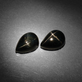 天然黑色星光透辉石，梨形，10×7毫米，不透明
