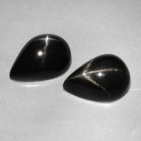 天然黑色星光透辉石，梨形，10.2×7.1毫米，不透明