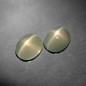 天然绿色星光月光石，透明，10.9×9.2毫米，透明/半透明