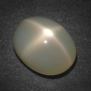 18.90克拉天然奶油色星光月光石，椭圆形切割，17.9×13.7毫米，半透明