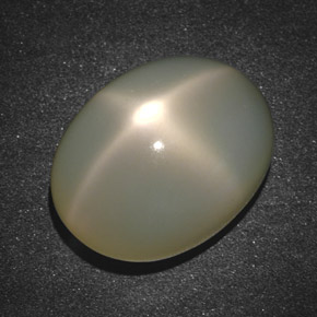 18.90克拉天然奶油色星光月光石，椭圆形切割，17.9×13.7毫米，半透明