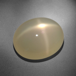 20.88克拉天然奶油色星光月光石，椭圆形切割，19.1×15.5毫米，半透明