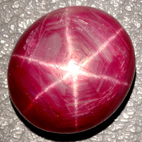27.00克拉天然红色星光红宝石，椭圆形切割，17.8×16.1毫米，不透明