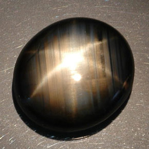 16.89克拉天然黑色星光蓝宝石，椭圆形切割，16.8×14.9毫米，不透明