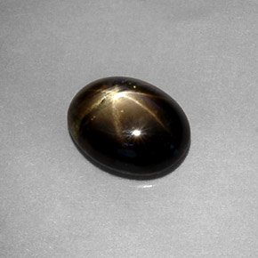 1.80克拉天然黑色星光蓝宝石，椭圆形切割，8×6.2毫米，半透明