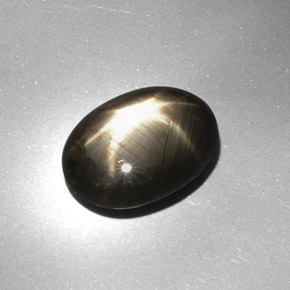 7.08克拉天然黑色星光蓝宝石，椭圆形切割，13.6×10.1毫米，不透明