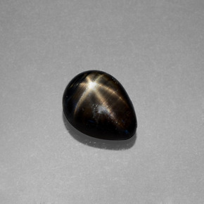 1.79克拉天然黑色星光蓝宝石，梨形，8×6.2毫米，不透明