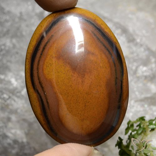 92.65克拉天然棕色Tiger's Eye，椭圆形切割，40.8×29.4毫米，不透明