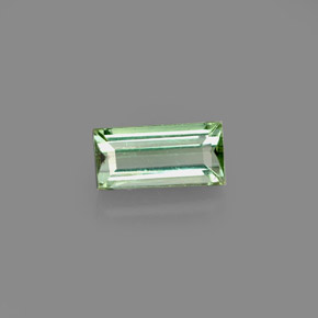 0.65克拉天然绿色碧玺，长方形切工，6.8×3.3毫米，VVS-VS
