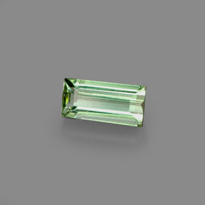 0.65克拉天然绿色碧玺，长方形切工，6.8×3.3毫米，VVS-VS