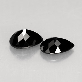 天然黑色碧玺，梨形，5.9×4毫米，不透明
