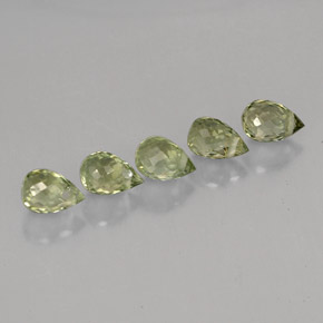 天然绿色碧玺，水滴珠形切工，4.5×3.1毫米，VVS-VS