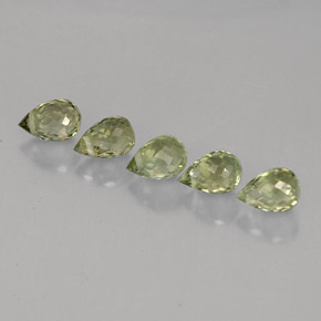 天然绿色碧玺，水滴珠形切工，4.5×3.1毫米，VVS-VS