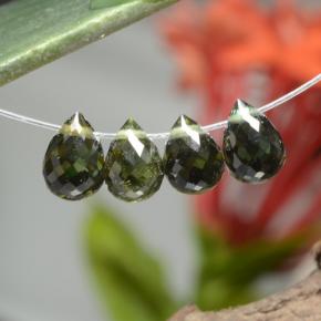 天然绿色碧玺，水滴珠形切工，5.2×3.9毫米，VVS-VS