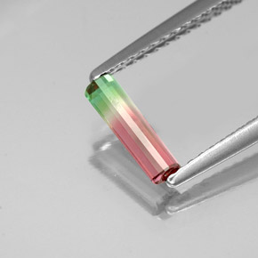 0.35克拉天然多色碧玺，祖母绿式切割，8.3×2.5毫米，VS