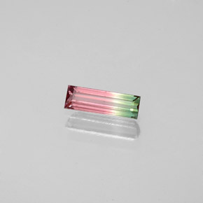 0.32克拉天然多色碧玺，长方形切工，7.2×2.3毫米，VS-SI