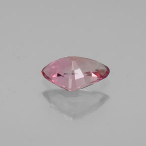 0.70克拉天然粉色碧玺，三角形，7.8×5毫米，VVS-VS
