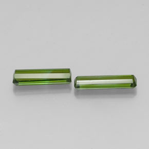 天然绿色碧玺，祖母绿式切割，10.5×3.1毫米，VVS-VS