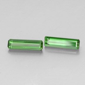 天然绿色碧玺，祖母绿式切割，10.5×3.1毫米，VS-SI