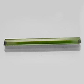2.65克拉天然绿色碧玺，祖母绿式切割，30.3×3.8毫米，VVS-VS