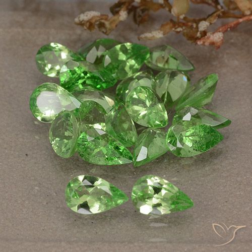 4.77天然绿色沙弗莱石，梨形，5.2×3.2毫米，VS