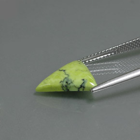 2.59克拉天然绿色绿松石，三角形，12.3×11.8毫米，不透明
