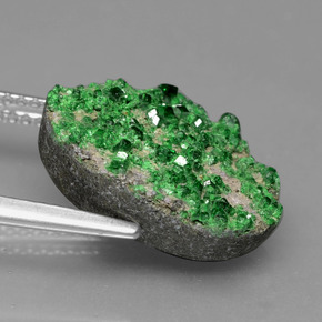 9.86克拉天然钙铬榴石石榴石晶簇，花式切割，不透明