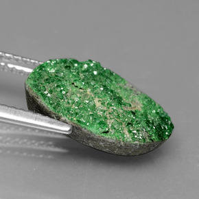 7.06克拉天然钙铬榴石石榴石晶簇，花式切割，不透明